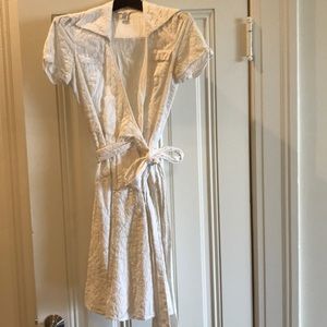 Classic textured white DVF wrap dress!